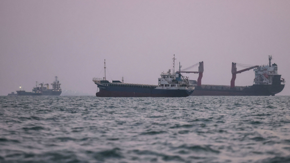 Xuất khẩu dầu thô qua eo biển Hormuz phục hồi nhưng vận chuyển nhiên liệu vẫn hạn chế