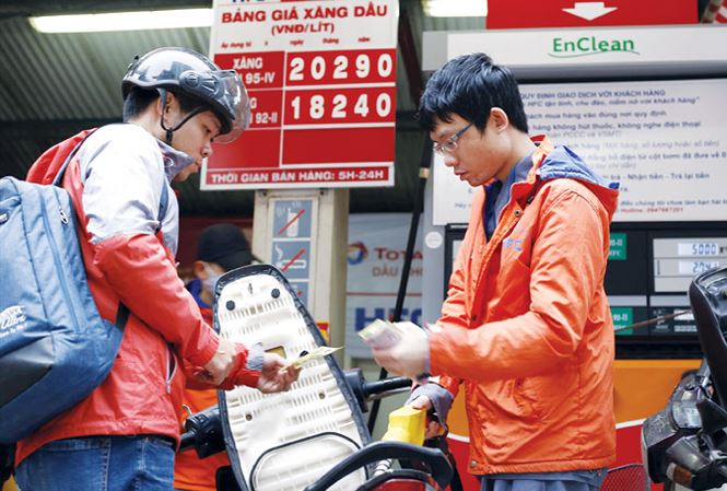 Tăng thuế môi trường xăng dầu: Gánh nặng đổ đầu ai?