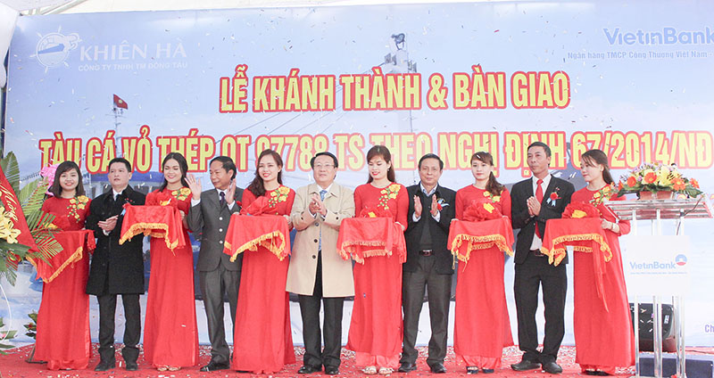Bàn giao tàu cá vỏ thép cho ngư dân